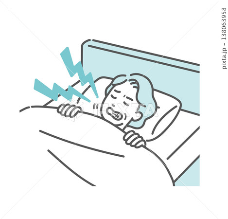 ベッドで歯ぎしり（食いしばり）をして眠るシニア女性のイラスト（睡眠障害・歯のトラブル） 138063958