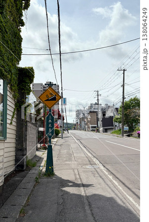 初夏の北海道小樽の街並みと坂道の縦構図の風景 138064249