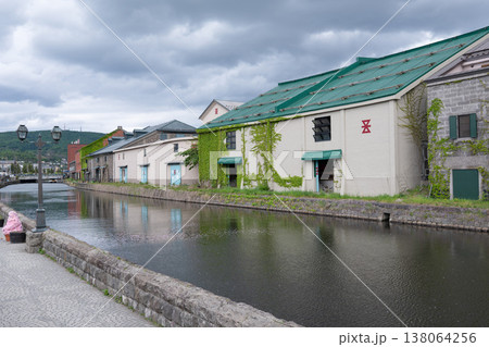 北海道の小樽運河の初夏の風景、歴史的な石造の倉庫群 北海道の小樽運河の初夏の風景、歴史的な石造の倉庫群 138064256