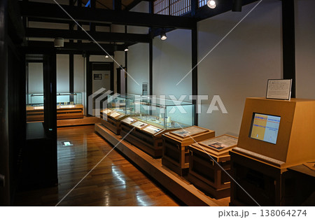 伝統的建造物を活用し木蝋の歴史を伝える現代的で静謐な博物館の屋内展示空間 伝統的建造物を活用し木蝋の歴史を伝える現代的で静謐な博物館の屋内展示空間 138064274