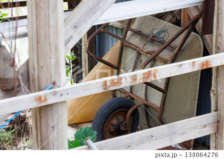古い小屋と一輪車 138064276