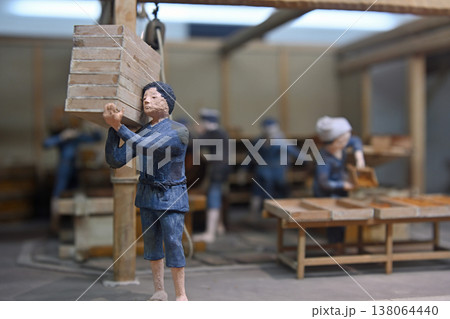 伝統的な製蝋作業で仕上げられた木蝋を運搬する職人の姿を再現した精巧なジオラマ模型 伝統的な製蝋作業で仕上げられた木蝋を運搬する職人の姿を再現した精巧なジオラマ模型 138064440