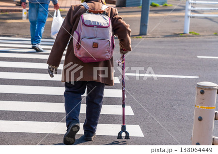 杖をついて横断歩道を渡るシニアの女性 138064449