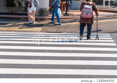 杖をついて横断歩道を渡るシニアの女性 138064450
