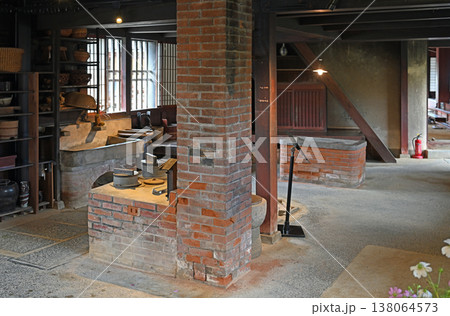 重要文化財の豪商屋敷に残る煉瓦造りの竃や流し台が並ぶ明治時代の台所土間風景 重要文化財の豪商屋敷に残る煉瓦造りの竃や流し台が並ぶ明治時代の台所土間風景 138064573