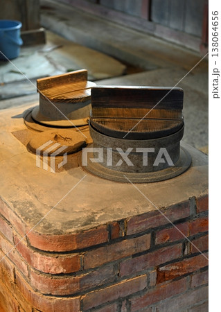 重要文化財の豪商屋敷に残る煉瓦造りの竃と羽釜が情緒豊かな明治時代の台所風景 138064656