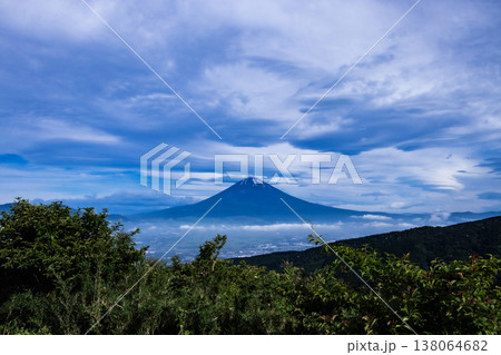 山伏峠から見た夏の朝の富士山 山伏峠から見た夏の朝の富士山 138064682