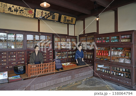 大正時代の薬屋の店先を再現した人形や薬棚が並ぶ愛媛県内子町商いと暮らしの博物館 大正時代の薬屋の店先を再現した人形や薬棚が並ぶ愛媛県内子町商いと暮らしの博物館 138064794