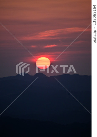 九十九谷に昇る朝日 138065164