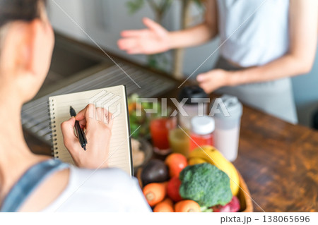 料理教室,クッキングスクールでメモを撮る女性の手元 料理教室,クッキングスクールでメモを撮る女性の手元 138065696