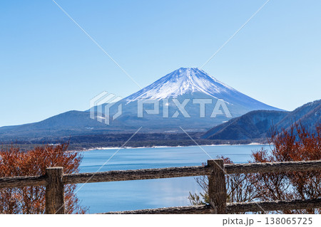 早春の本栖湖から望む富士山　山梨県 138065725
