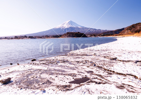 早春の河口湖の湖畔から富士山を望む 河口湖大石公園 早春の河口湖の湖畔から富士山を望む 河口湖大石公園 138065832