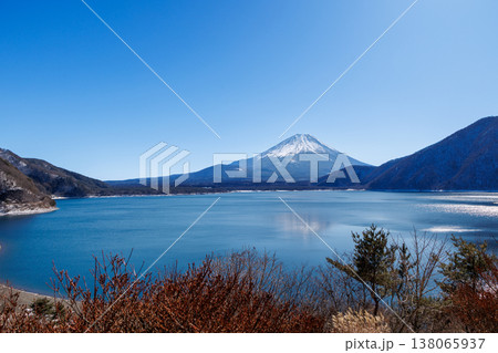 早春の本栖湖から望む富士山　山梨県 138065937
