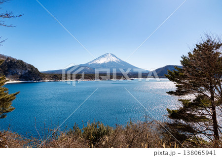 早春の本栖湖から望む富士山　山梨県 138065941