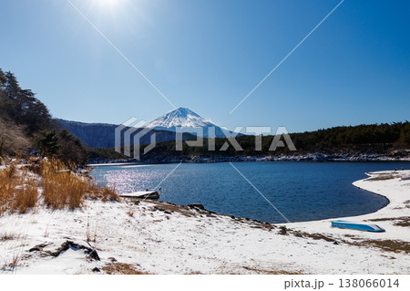 早春の西湖　春雪と富士山の風景　富士河口湖町 138066014