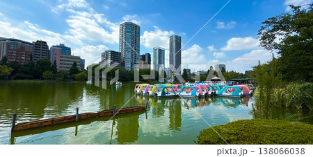 不忍池の風景と水面に映るビル群 不忍池の風景と水面に映るビル群 138066038