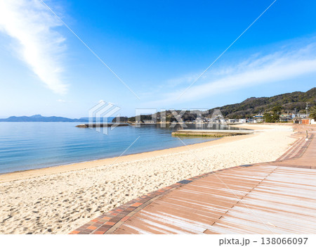 爽やかな青空が広がる瀬戸内小豆島土庄町にある土庄鹿島海水浴場 爽やかな青空が広がる瀬戸内小豆島土庄町にある土庄鹿島海水浴場 138066097
