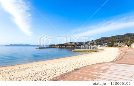 爽やかな青空が広がる瀬戸内小豆島土庄町にある土庄鹿島海水浴場 爽やかな青空が広がる瀬戸内小豆島土庄町にある土庄鹿島海水浴場 138066103