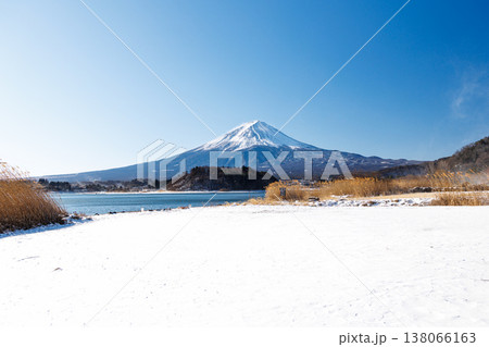 早春の河口湖の湖畔から富士山を望む 河口湖大石公園 早春の河口湖の湖畔から富士山を望む 河口湖大石公園 138066163