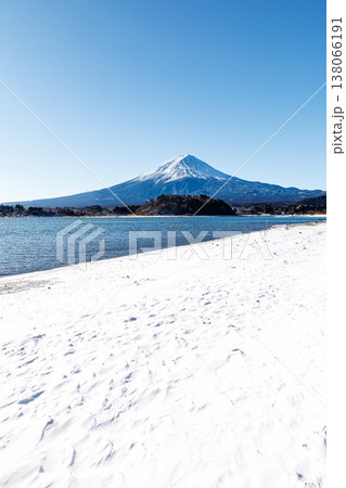 早春の河口湖の湖畔から富士山を望む 河口湖大石公園 早春の河口湖の湖畔から富士山を望む 河口湖大石公園 138066191