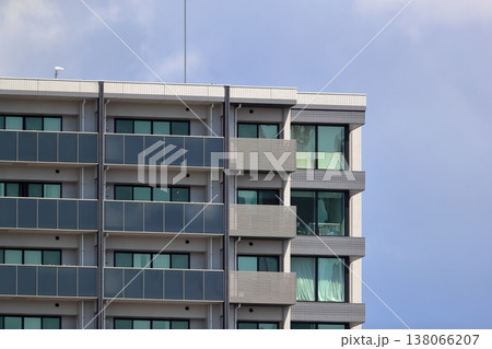 青空と集合住宅 138066207