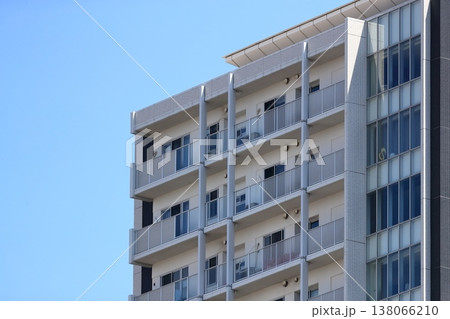 青空と集合住宅 138066210