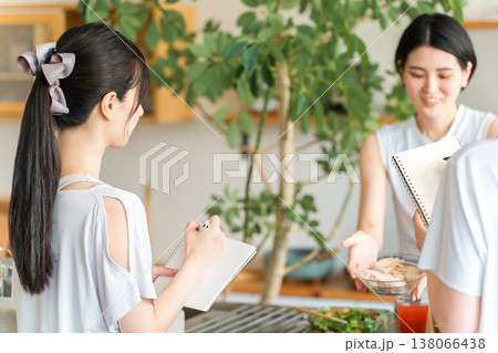 料理教室,クッキングスクールでメモを撮る女性の後ろ姿 料理教室,クッキングスクールでメモを撮る女性の後ろ姿 138066438