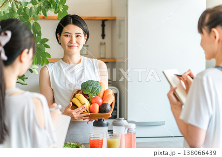 料理教室で野菜,緑黄色野菜,フルーツの栄養素を説明するアスリートフードマイスター 138066439
