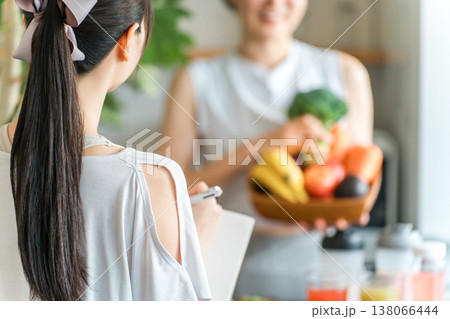 料理教室,クッキングスクールでメモを撮る女性の後ろ姿 料理教室,クッキングスクールでメモを撮る女性の後ろ姿 138066444