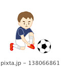 しゃがんでサッカーシューズの紐を結ぶ男の子 138066861