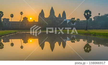 朝焼けに輝くアンコールワットの静寂なリフレクション 朝焼けに輝くアンコールワットの静寂なリフレクション 138066917