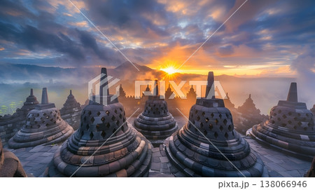 霧に包まれたボロブドゥール遺跡の幻想的な朝景 138066946