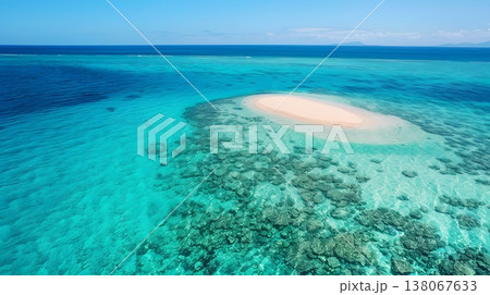 ターコイズブルーに輝くグレートバリアリーフの空撮絶景 138067633