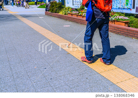 日本の横浜都市景観白い杖(視覚障害者安全杖)の高齢男性…ブロックに沿って…=横浜市内(桜木町駅前) 日本の横浜都市景観白い杖(視覚障害者安全杖)の高齢男性…ブロックに沿って…=横浜市内(桜木町駅前) 138068346