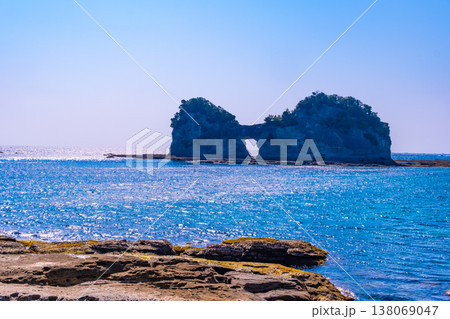 南紀白浜の円月島 南紀白浜の円月島 138069047