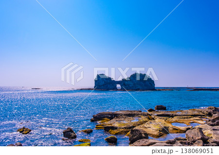 南紀白浜の円月島 南紀白浜の円月島 138069051