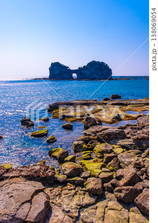 南紀白浜の円月島 南紀白浜の円月島 138069054