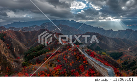 紅葉に彩られた万里の長城と山岳の壮大パノラマ 138069101