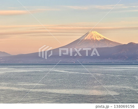 駿河湾と朝色に染まる富士山 駿河湾と朝色に染まる富士山 138069156