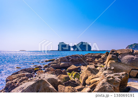 南紀白浜の円月島 南紀白浜の円月島 138069191