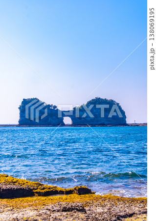 南紀白浜の円月島 南紀白浜の円月島 138069195