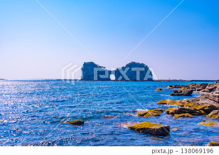 南紀白浜の円月島 南紀白浜の円月島 138069196