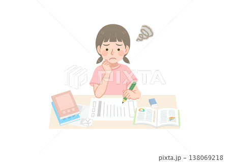 課題が多くて終わらない小学生の女の子 138069218