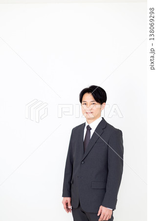 スーツを着たミドル男性ビジネスマン 138069298
