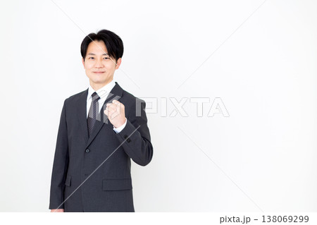 ガッツポーズをするミドル男性ビジネスマン 138069299