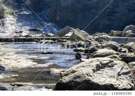 なだらかな滝と渓流のせせらぎ 138069390