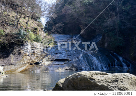 なだらかな滝と渓流のせせらぎ 138069391