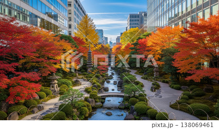 ビルの谷間の紅葉と日本庭園 138069461