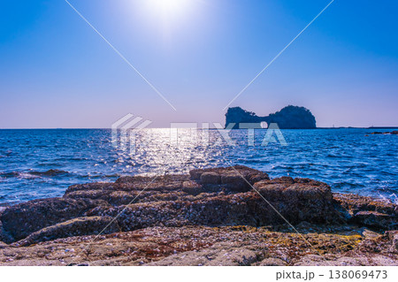 南紀白浜の円月島 南紀白浜の円月島 138069473