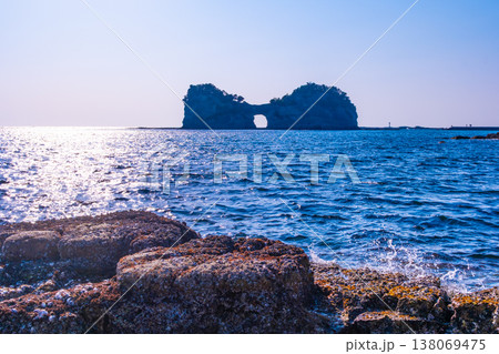 南紀白浜の円月島 南紀白浜の円月島 138069475